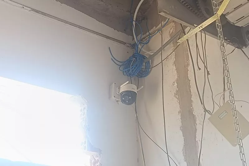 Đội kỹ thuật triển khai lắp đặt camera tại hiện trường với xe kỹ thuật chuyên dụng