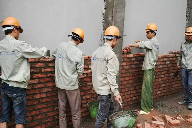 Đội thi công hiện trường phối hợp thực hiện công việc theo kế hoạch phân công
