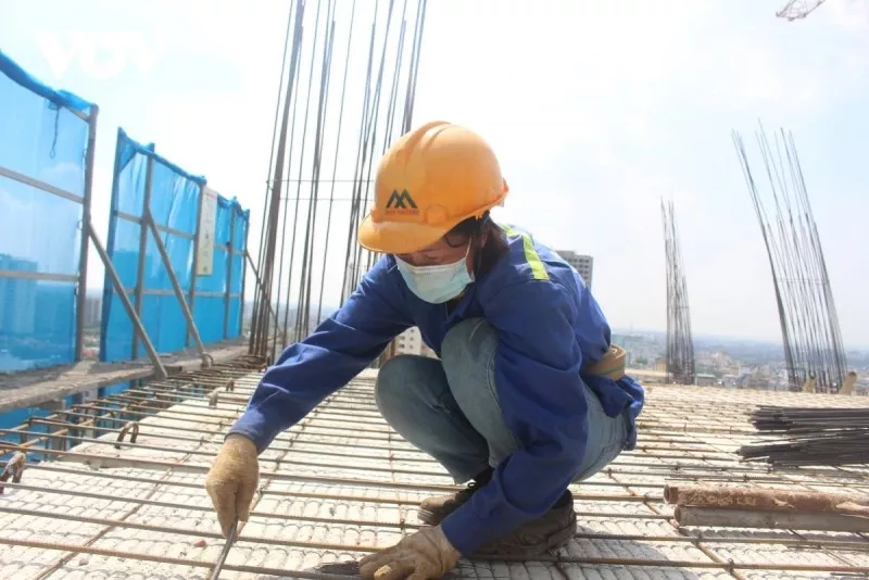 Kỹ thuật viên đang thi công hiện trường theo đầu việc đã được giao
