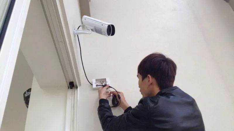 Kỹ thuật viên lắp camera tại hiện trường theo đầu việc đã giao rõ ràng